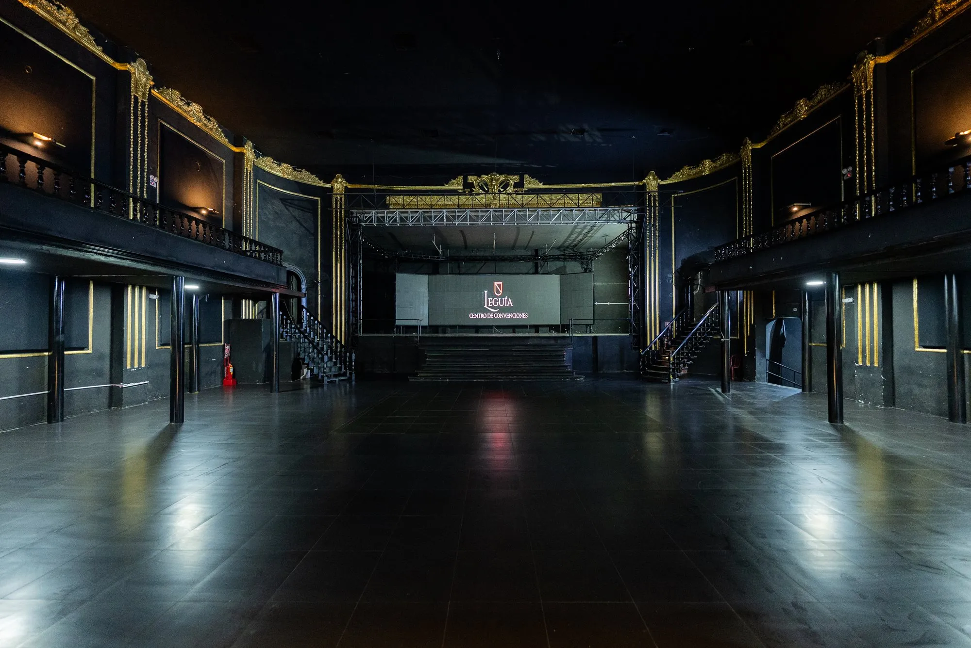 Salón vacío de Leguía con su arquitectura de molduras doradas y el escenario al fondo