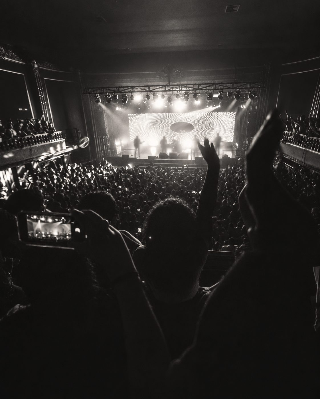 Público en un concierto con los puños en alto